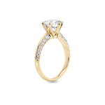 Diamantring tapered pavé gult gull med 2,50 ct med lab-diamant, vist stående fra siden, designet av Hartwell.