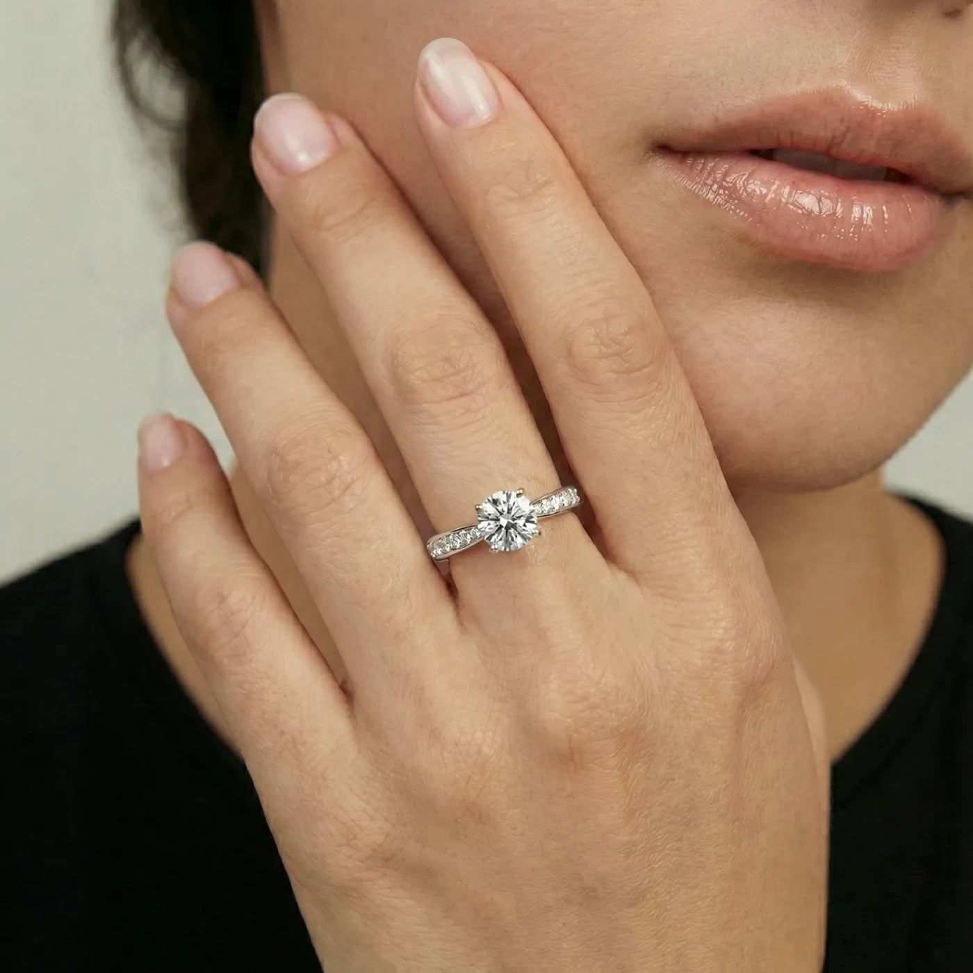 Tapered diamantring i rosegull med pave diamanter 0,75 carat på modell i naturlig lys.