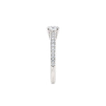 Diamantring tapered pavé hvitt gull med 0,75 ct med lab-diamant, fokus på ringskinnen sett rett forfra, designet av Hartwell.