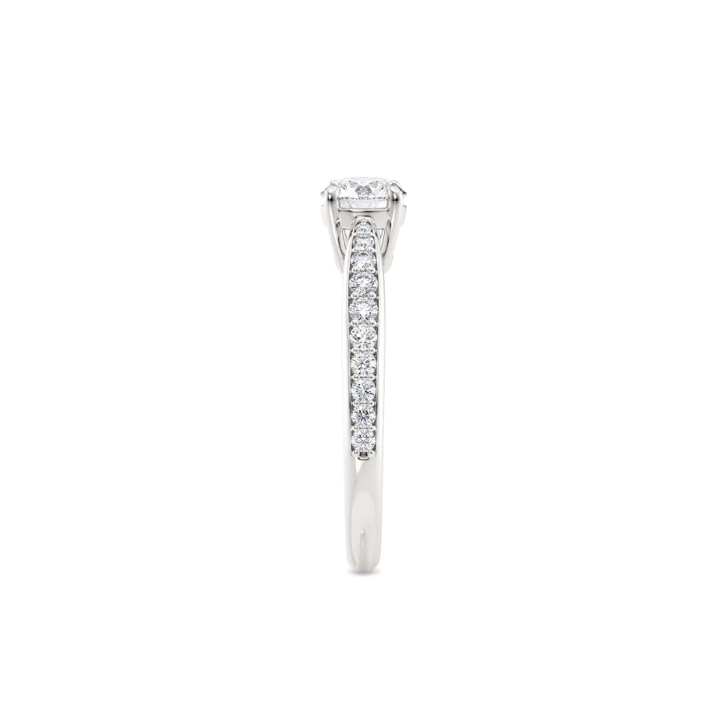 Diamantring tapered pavé hvitt gull med 0,75 ct med lab-diamant, fokus på ringskinnen sett rett forfra, designet av Hartwell.