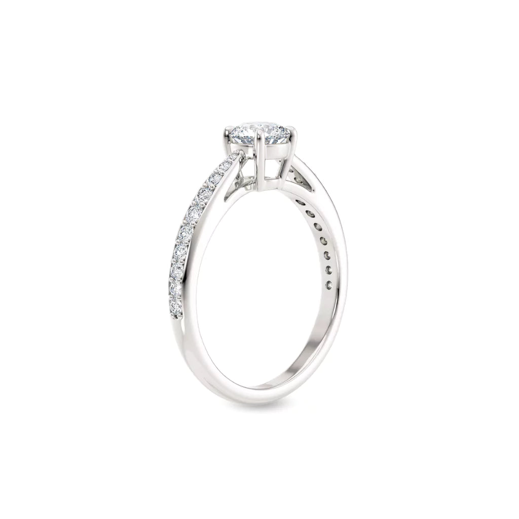 Diamantring tapered pavé hvitt gull med 0,75 ct med lab-diamant, vist stående fra siden, designet av Hartwell.