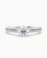 Diamantring tapered pavé hvitt gull med 0,90 ct med lab-diamant, vist liggende forfra, designet av Hartwell.