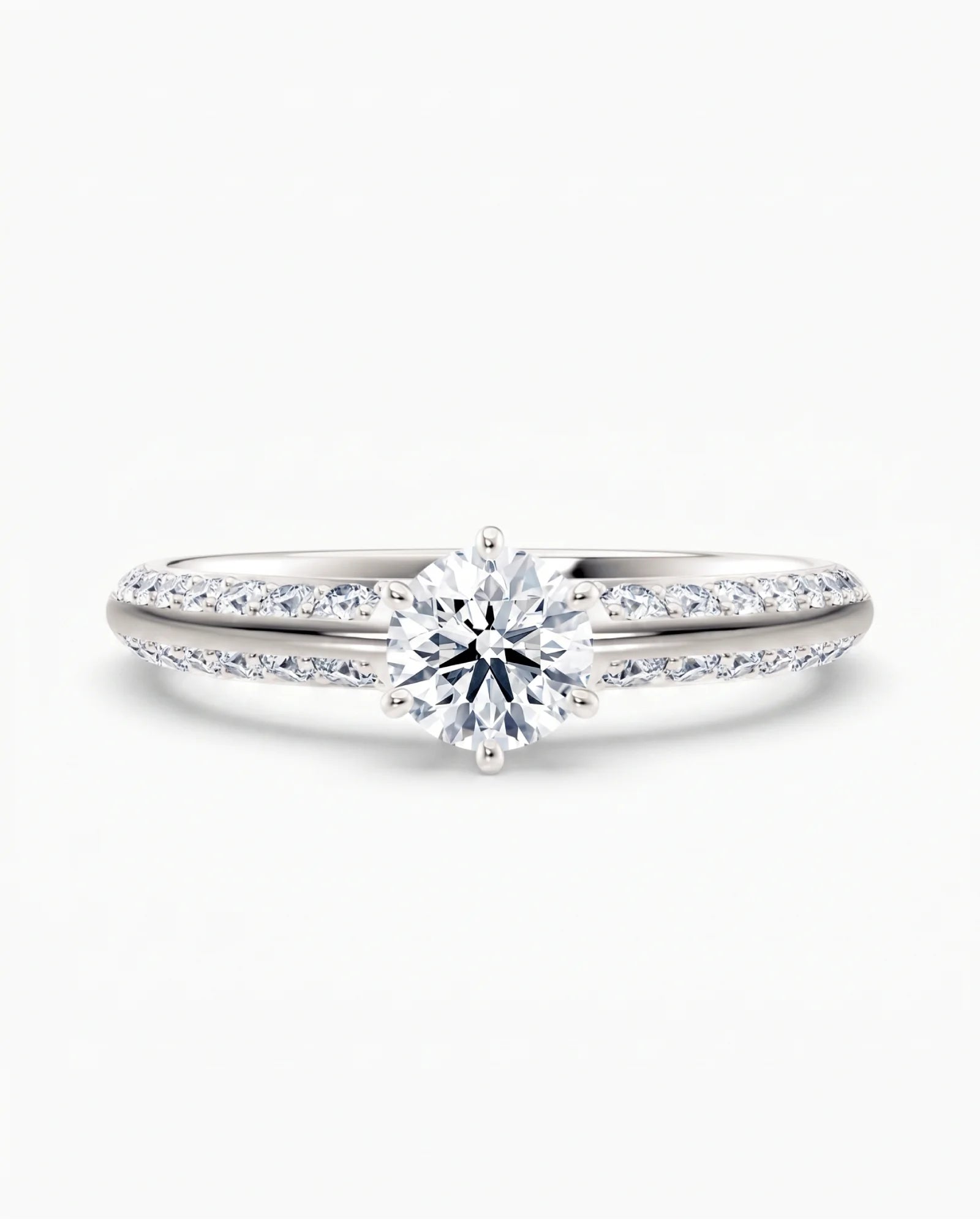 Diamantring tapered pavé hvitt gull med 0,90 ct med lab-diamant, vist liggende forfra, designet av Hartwell.