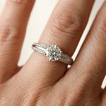 Diamantring tapered pavé hvitt gull med 0,90 ct med lab-diamant, vist på fingeren til en modell, designet av Hartwell.