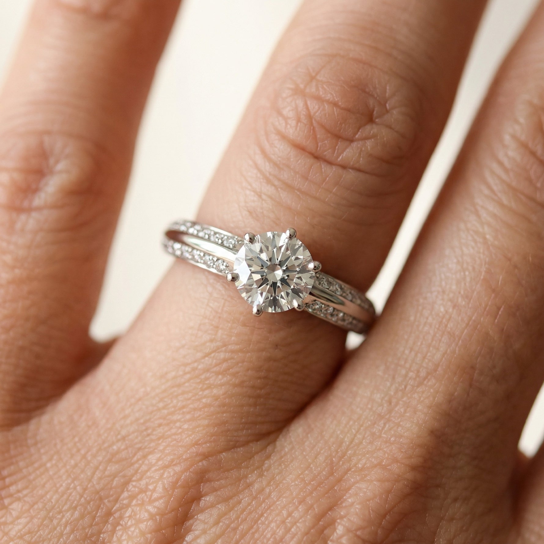 Diamantring tapered pavé hvitt gull med 0,90 ct med lab-diamant, vist på fingeren til en modell, designet av Hartwell.