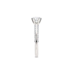 Diamantring tapered pavé hvitt gull med 0,90 ct med lab-diamant, fokus på ringskinnen sett rett forfra, designet av Hartwell.