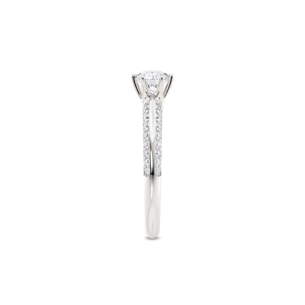 Diamantring tapered pavé hvitt gull med 0,90 ct med lab-diamant, fokus på ringskinnen sett rett forfra, designet av Hartwell.