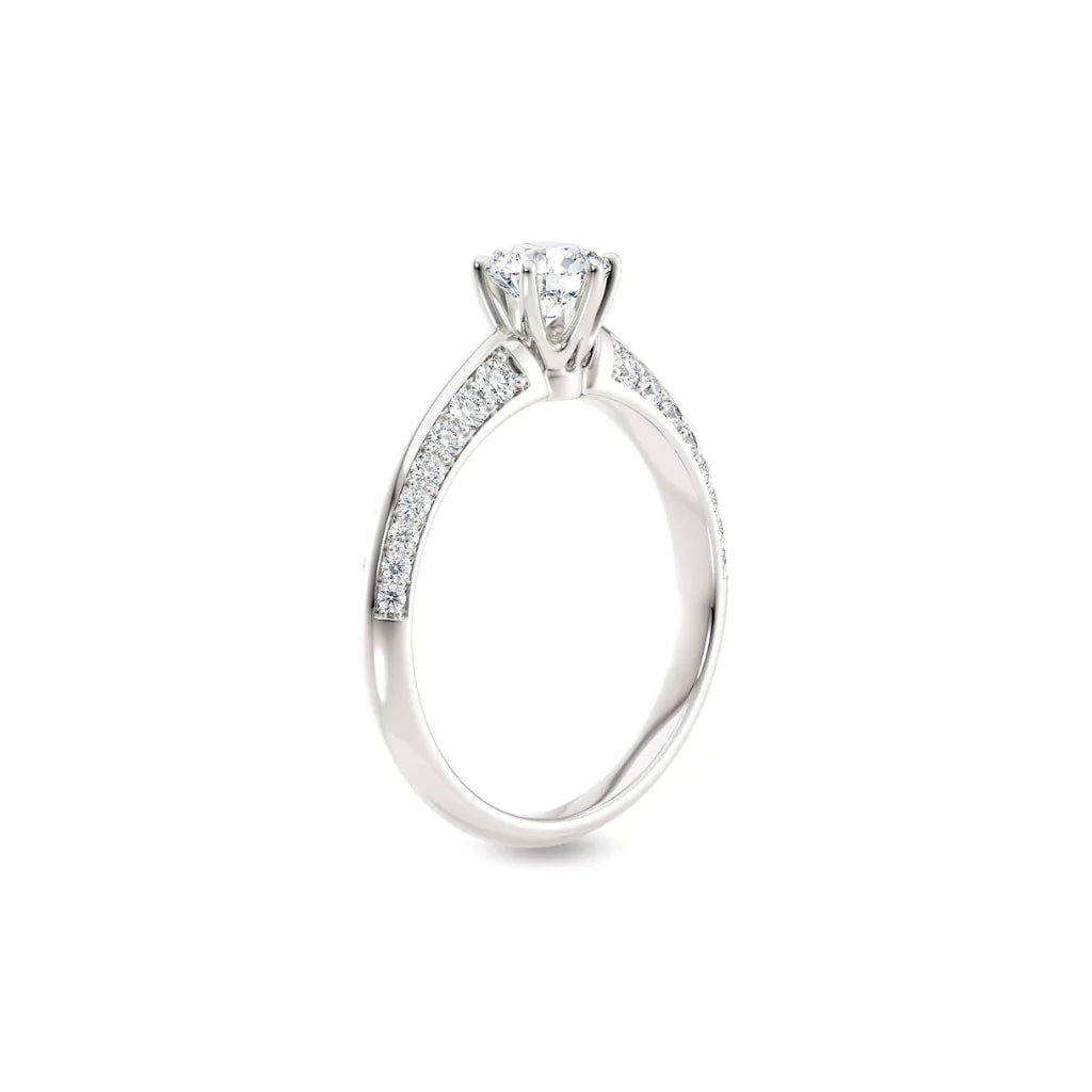 Diamantring tapered pavé hvitt gull med 0,90 ct med lab-diamant, vist stående fra siden, designet av Hartwell.