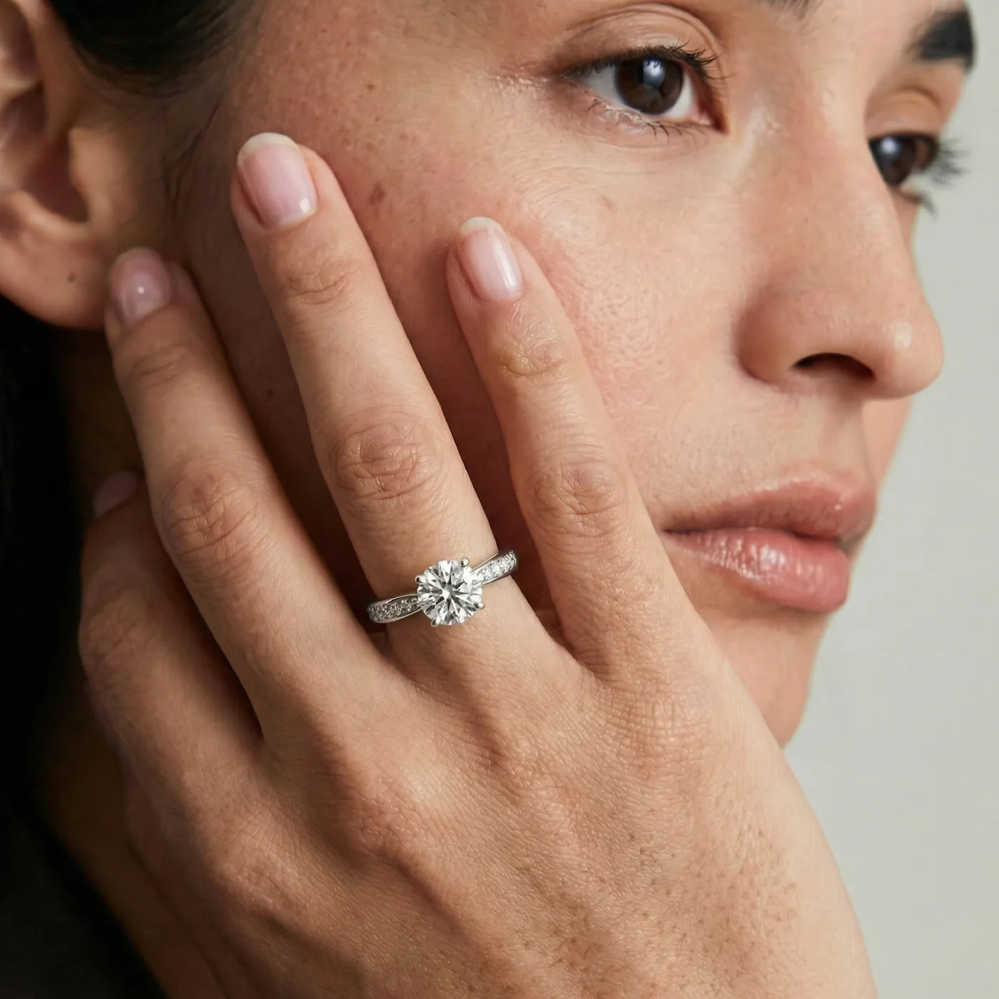 Tapered diamantring i hvitt gull med pave diamanter 1,27 carat på modell i naturlig lys.
