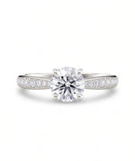 Diamantring tapered pavé hvitt gull med 1,27 ct med lab-diamant, vist liggende forfra, designet av Hartwell.