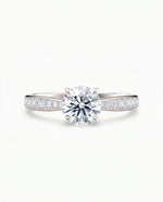 Diamantring tapered pavé hvitt gull med 1,27 ct med lab-diamant, vist liggende forfra, designet av Hartwell.