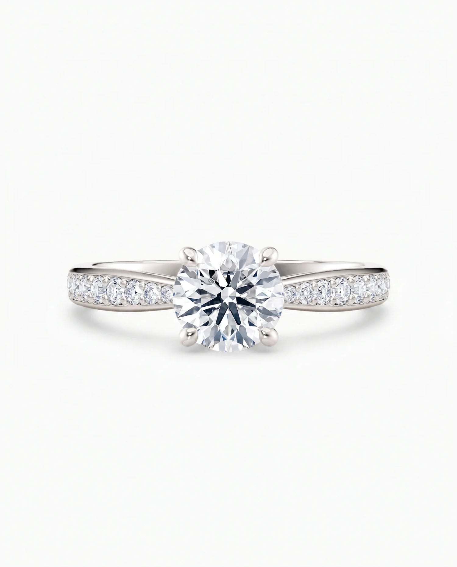 Diamantring tapered pavé hvitt gull med 1,27 ct med lab-diamant, vist liggende forfra, designet av Hartwell.