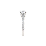 Diamantring tapered pavé hvitt gull med 1,27 ct med lab-diamant, fokus på ringskinnen sett rett forfra, designet av Hartwell.
