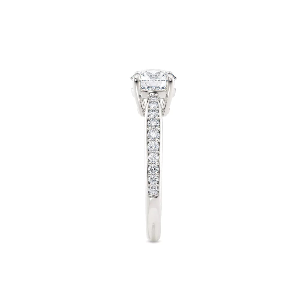 Diamantring tapered pavé hvitt gull med 1,27 ct med lab-diamant, fokus på ringskinnen sett rett forfra, designet av Hartwell.
