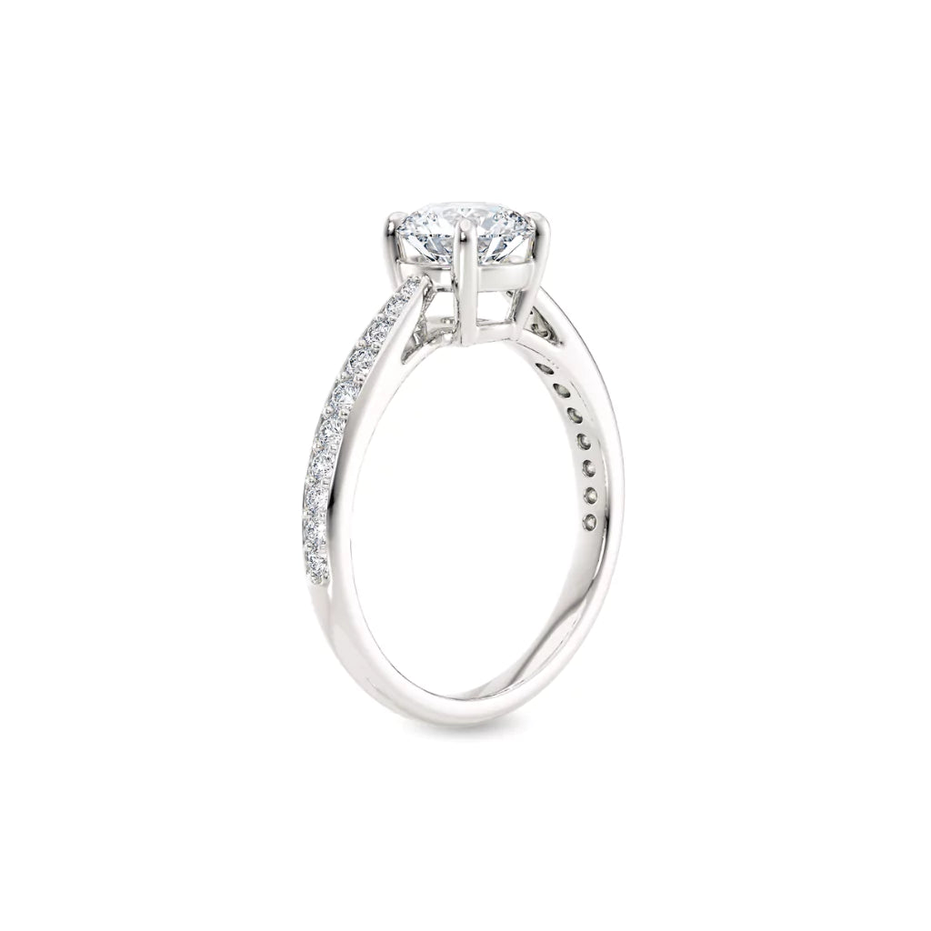 Diamantring tapered pavé hvitt gull med 1,27 ct med lab-diamant, vist stående fra siden, designet av Hartwell.