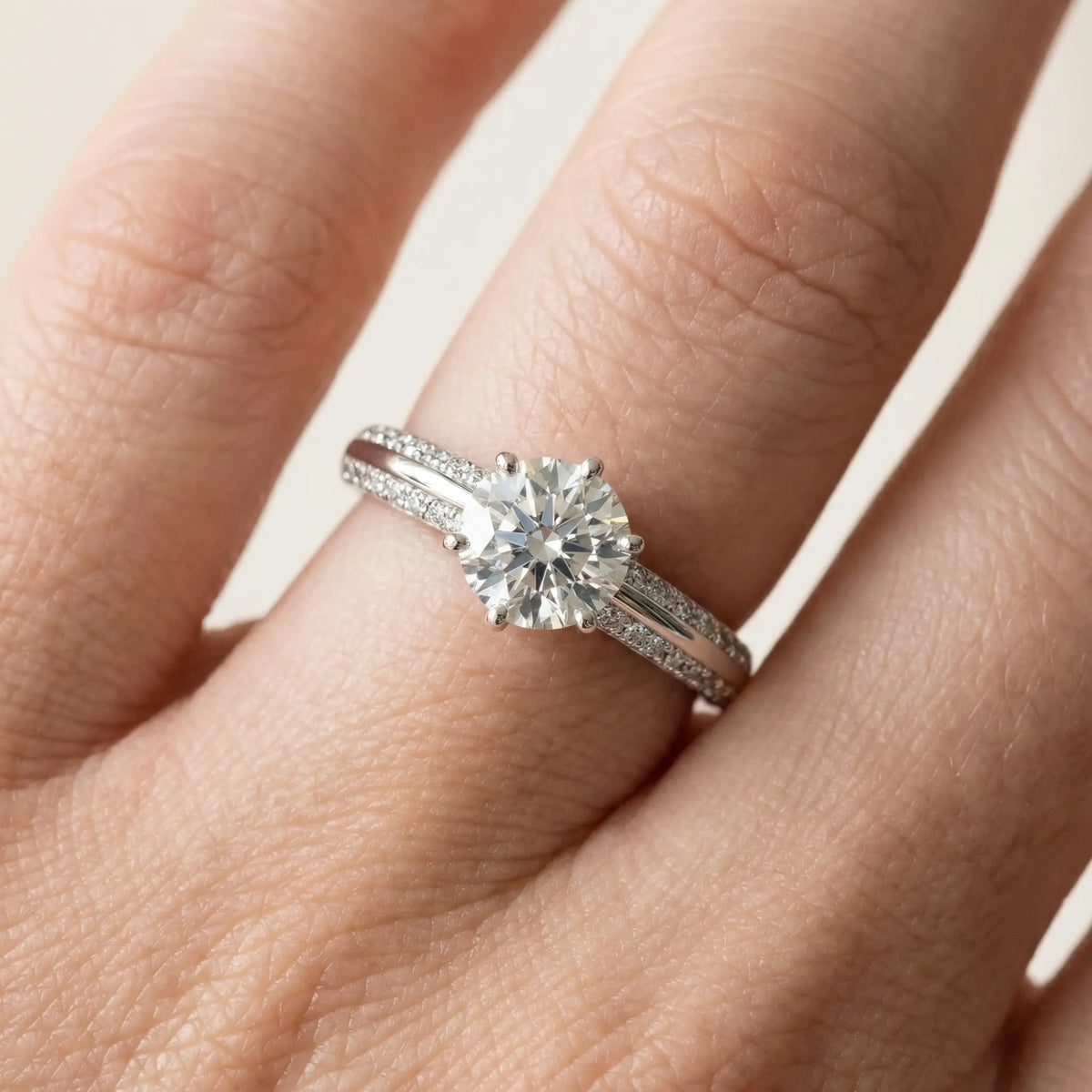 Diamantring tapered pavé hvitt gull med 1,40 ct med lab-diamant, vist på fingeren til en modell, designet av Hartwell.
