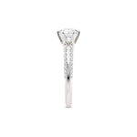 Diamantring tapered pavé hvitt gull med 1,40 ct med lab-diamant, fokus på ringskinnen sett rett forfra, designet av Hartwell.

