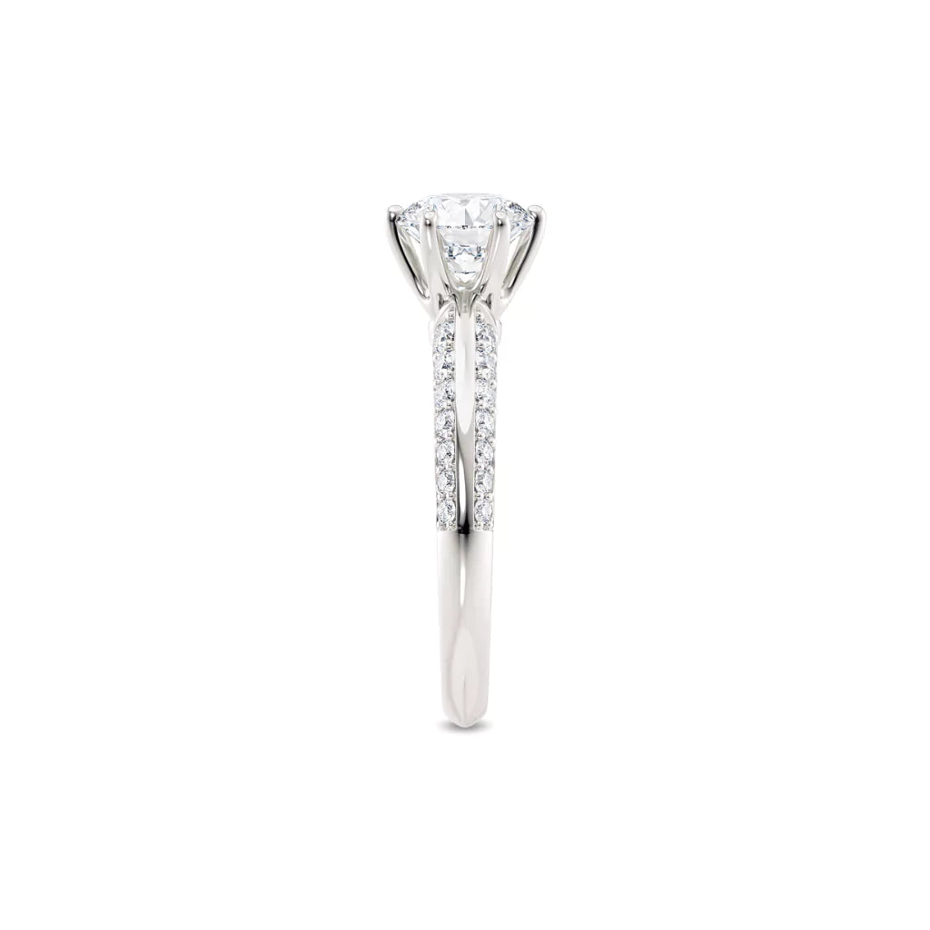 Diamantring tapered pavé hvitt gull med 1,40 ct med lab-diamant, fokus på ringskinnen sett rett forfra, designet av Hartwell.
