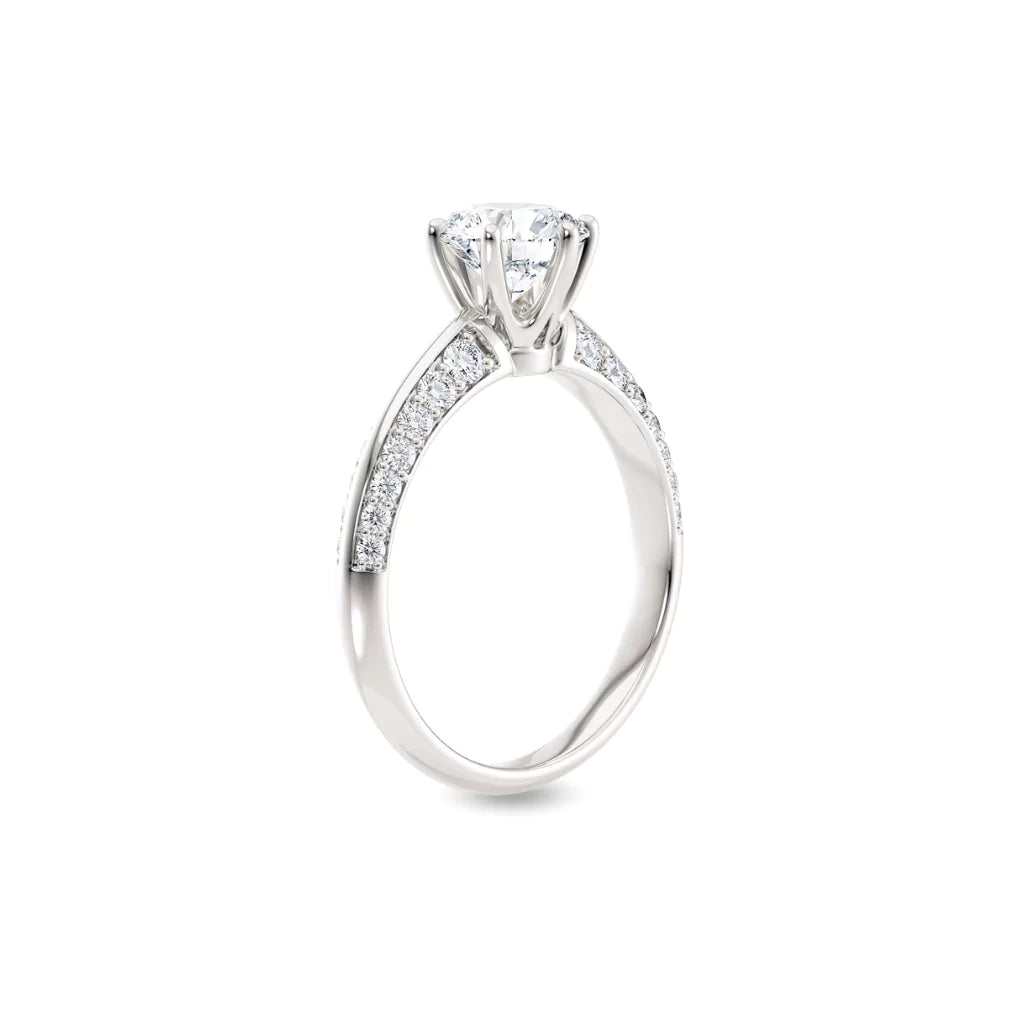 Diamantring tapered pavé hvitt gull med 1,40 ct med lab-diamant, vist stående fra siden, designet av Hartwell.
