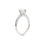 Diamantring tapered pavé hvitt gull med 1,40 ct med lab-diamant, vist stående fra siden, designet av Hartwell.
