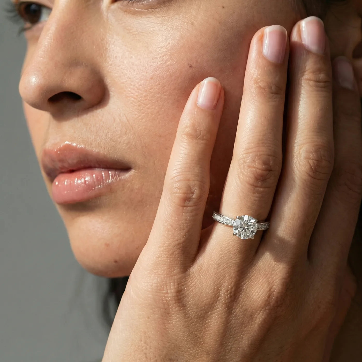 Tapered diamantring i hvitt gull med pave diamanter 2,30 carat på modell i naturlig lys.