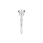 Diamantring tapered pavé hvitt gull med 2,30 ct med lab-diamant, fokus på ringskinnen sett rett forfra, designet av Hartwell.