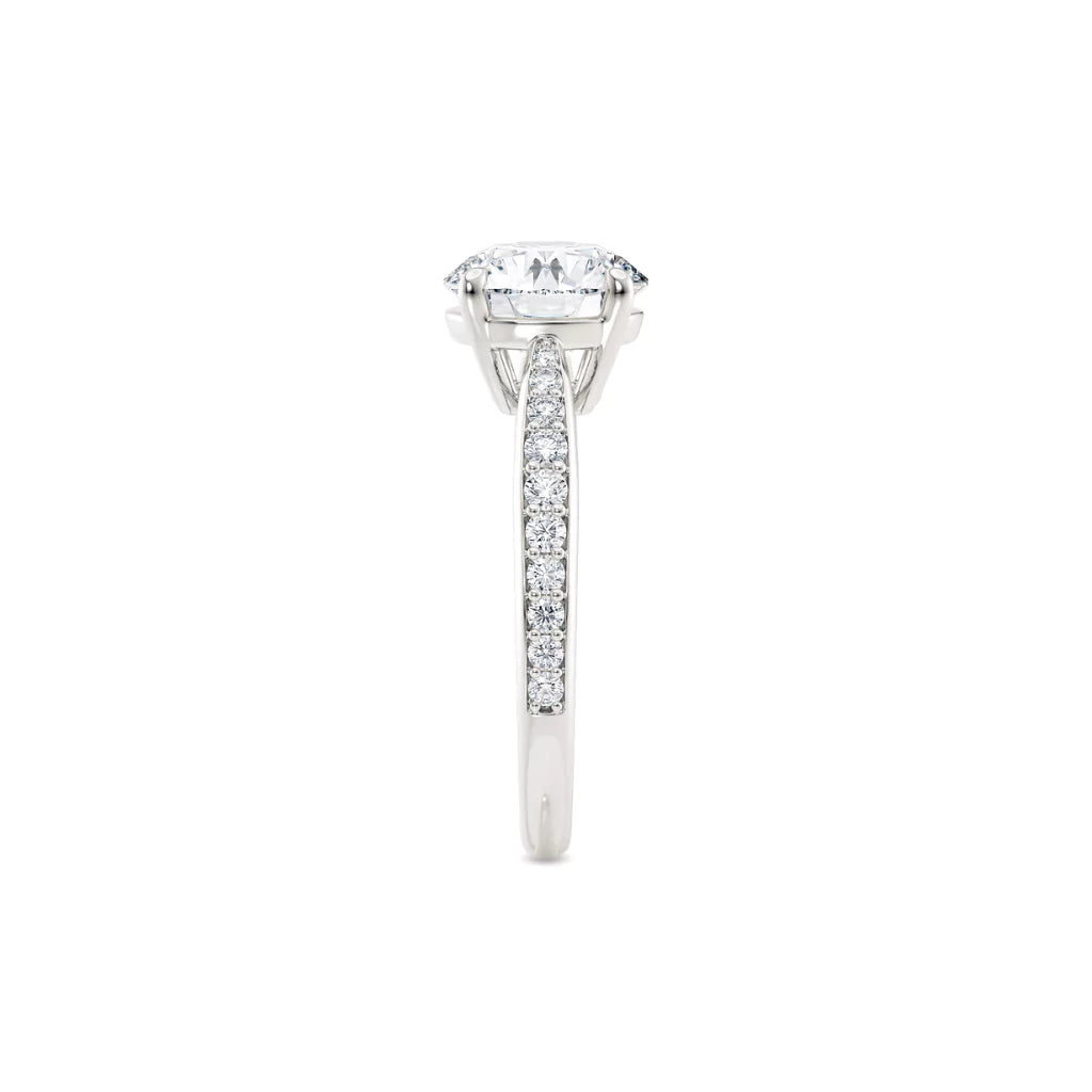 Diamantring tapered pavé hvitt gull med 2,30 ct med lab-diamant, fokus på ringskinnen sett rett forfra, designet av Hartwell.