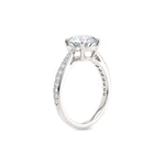 Diamantring tapered pavé hvitt gull med 2,30 ct med lab-diamant, vist stående fra siden, designet av Hartwell.