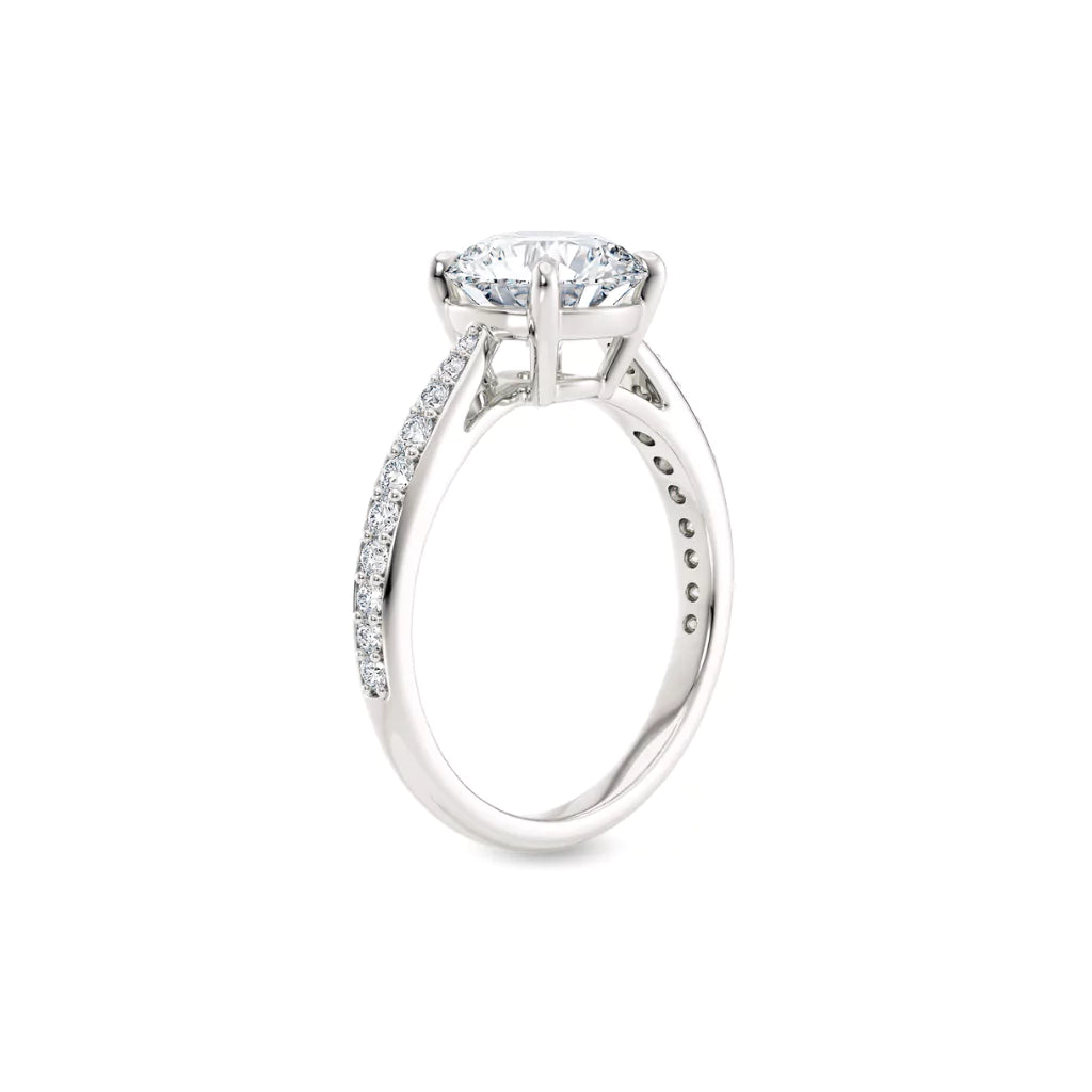 Diamantring tapered pavé hvitt gull med 2,30 ct med lab-diamant, vist stående fra siden, designet av Hartwell.