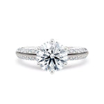Diamantring tapered pavé hvitt gull med 2,50 ct med lab-diamant, vist liggende forfra, designet av Hartwell.
