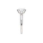 Diamantring tapered pavé hvitt gull med 2,50 ct med lab-diamant, fokus på ringskinnen sett rett forfra, designet av Hartwell.