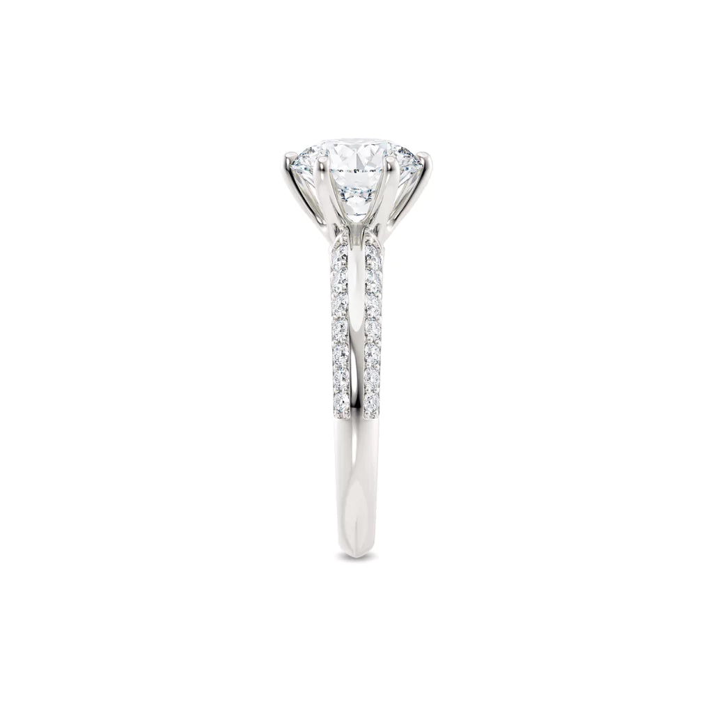 Diamantring tapered pavé hvitt gull med 2,50 ct med lab-diamant, fokus på ringskinnen sett rett forfra, designet av Hartwell.