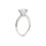 Diamantring tapered pavé hvitt gull med 2,50 ct med lab-diamant, vist stående fra siden, designet av Hartwell.
