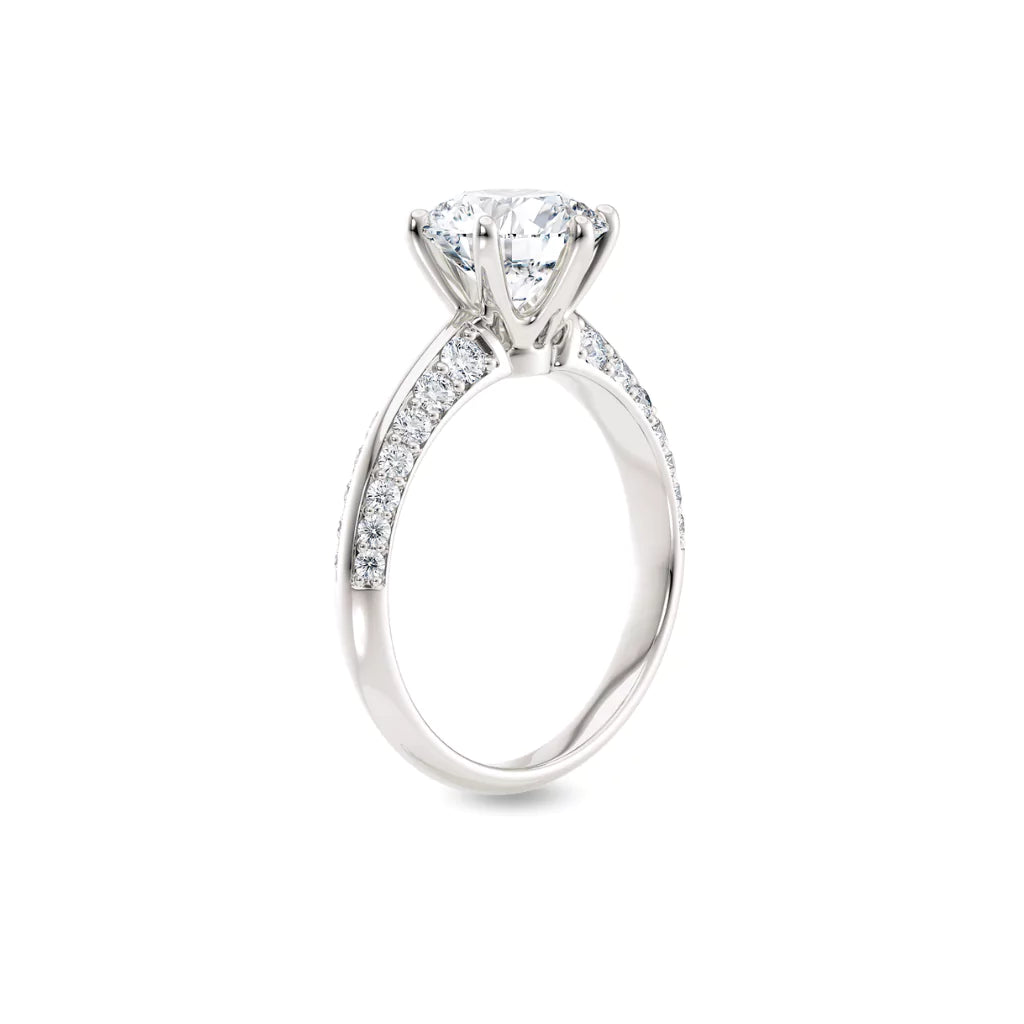 Diamantring tapered pavé hvitt gull med 2,50 ct med lab-diamant, vist stående fra siden, designet av Hartwell.