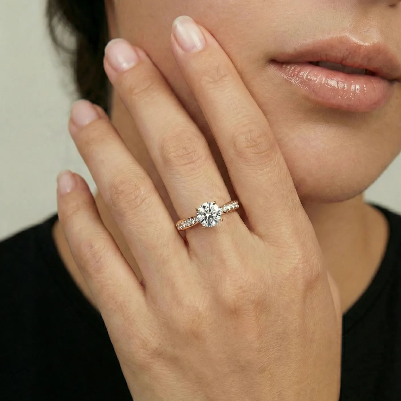 Tapered diamantring i rosegull med pave diamanter 0,75 carat på modell i naturlig lys.