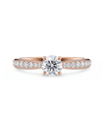 Diamantring tapered pavé roségull med 0,75 ct med lab-diamant, vist liggende forfra, designet av Hartwell.
