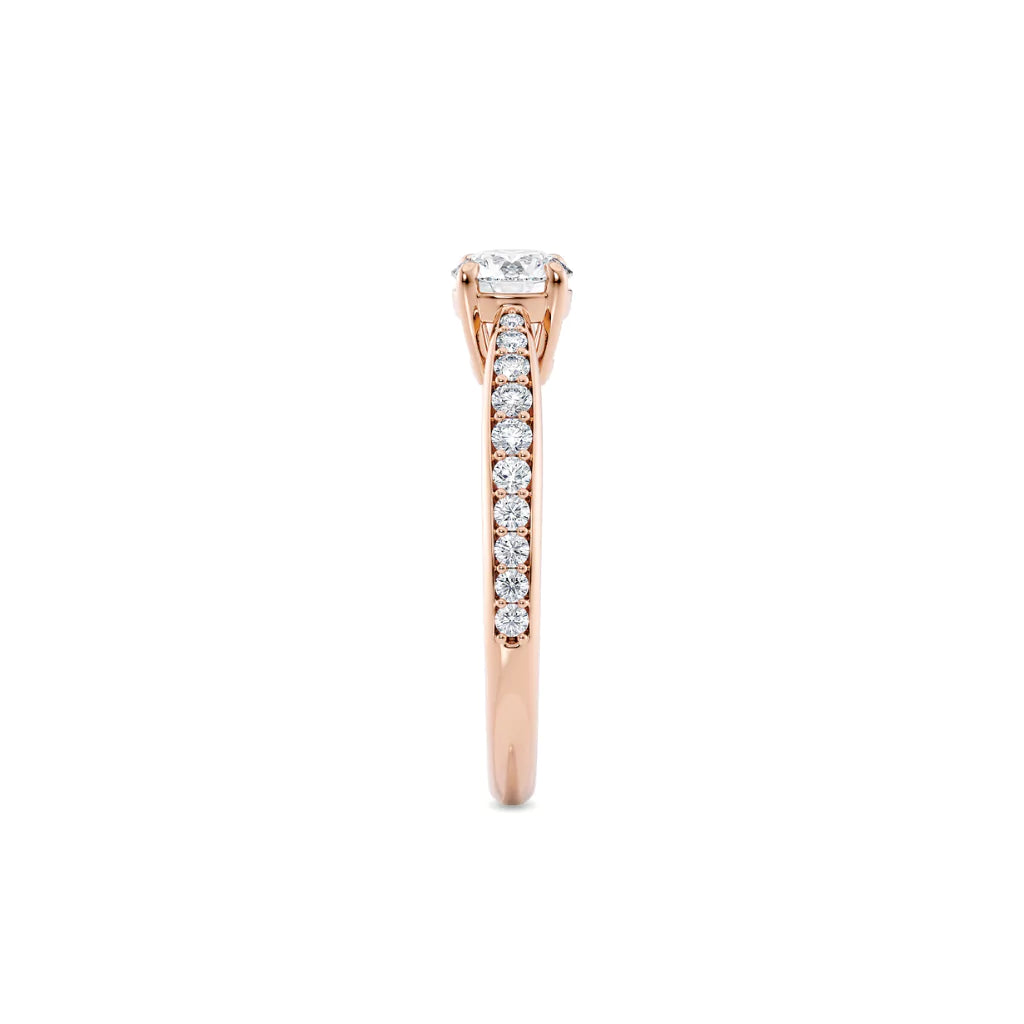 Diamantring tapered pavé roségull med 0,75 ct med lab-diamant, fokus på ringskinnen sett rett forfra, designet av Hartwell.
