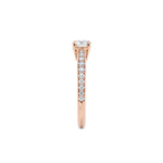 Diamantring tapered pavé roségull med 0,75 ct med lab-diamant, fokus på ringskinnen sett rett forfra, designet av Hartwell.
