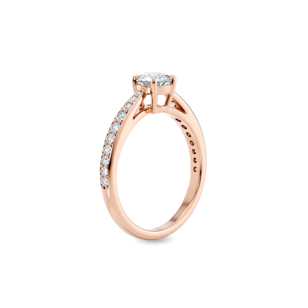 Diamantring tapered pavé roségull med 0,75 ct med lab-diamant, vist stående fra siden, designet av Hartwell.

