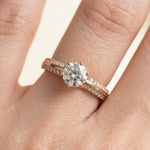 Diamantring tapered pavé roségull med 0,90 ct med lab-diamant, vist på fingeren til en modell, designet av Hartwell.