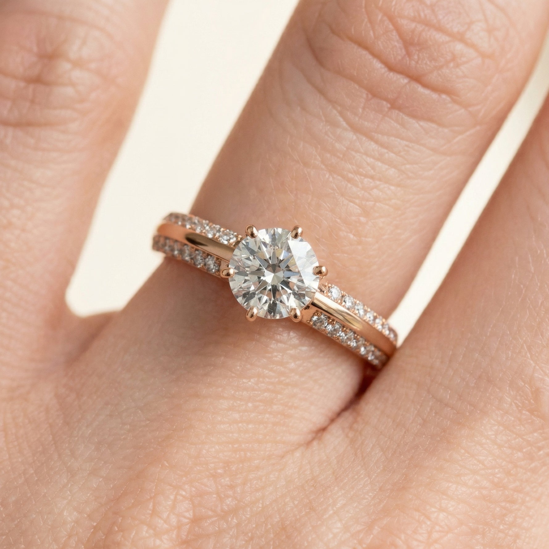 Diamantring tapered pavé roségull med 0,90 ct med lab-diamant, vist på fingeren til en modell, designet av Hartwell.