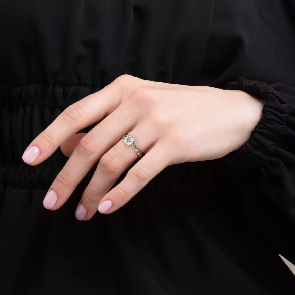 Diamantring tapered pavé roségull med 0,90 ct med lab-diamant, vist på fingeren til en modell, designet av Hartwell.