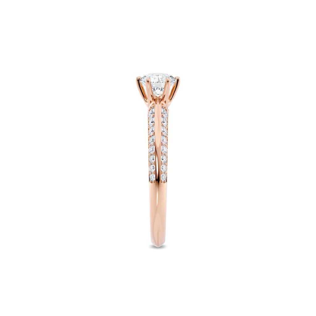 Diamantring tapered pavé roségull med 0,90 ct med lab-diamant, fokus på ringskinnen sett rett forfra, designet av Hartwell.
