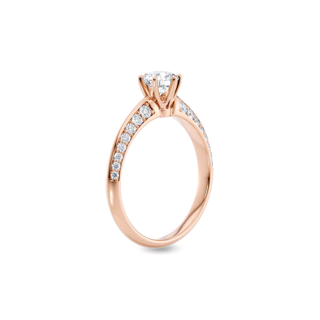 Diamantring tapered pavé roségull med 0,90 ct med lab-diamant, vist stående fra siden, designet av Hartwell.