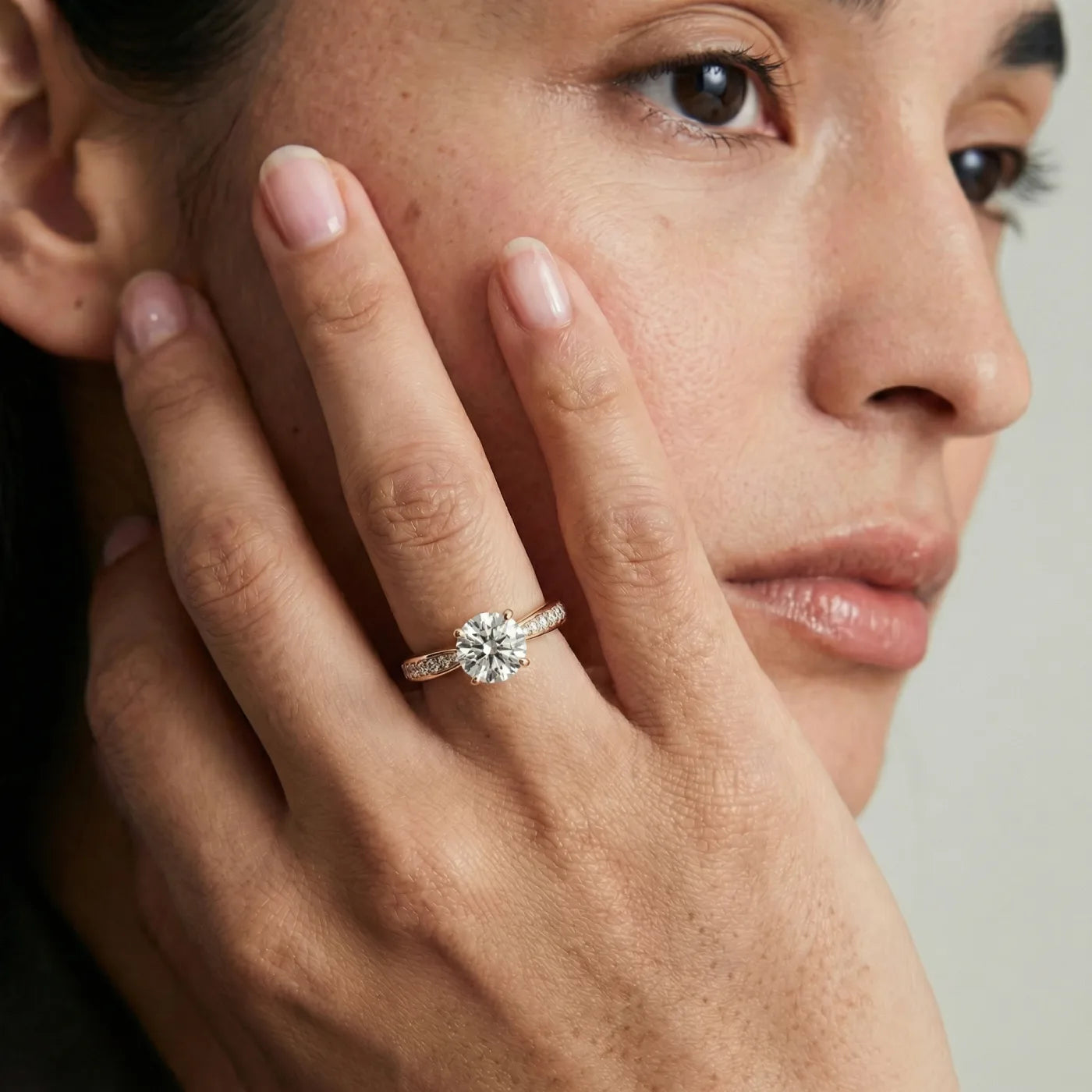 Tapered diamantring i rosegull med pave diamanter 1,27 carat på modell i naturlig lys.