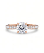 Diamantring tapered pavé roségull med 1,27 ct med lab-diamant, vist liggende forfra, designet av Hartwell.