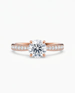 Diamantring tapered pavé roségull med 1,27 ct med lab-diamant, vist liggende forfra, designet av Hartwell.