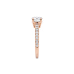 Diamantring tapered pavé roségull med 1,27 ct med lab-diamant, fokus på ringskinnen sett rett forfra, designet av Hartwell.
