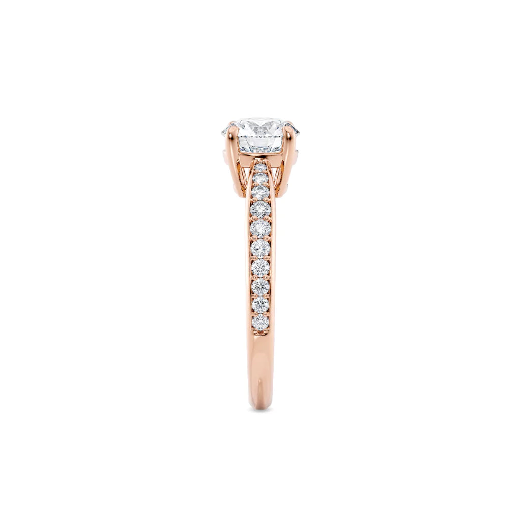 Diamantring tapered pavé roségull med 1,27 ct med lab-diamant, fokus på ringskinnen sett rett forfra, designet av Hartwell.
