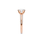 Diamantring tapered pavé roségull med 1,40 ct med lab-diamant, fokus på ringskinnen sett rett forfra, designet av Hartwell.
